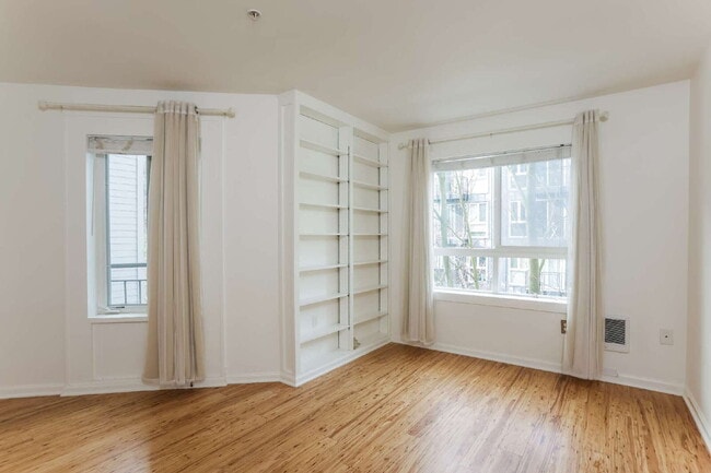 Building Photo - Belltown Condo with Utilities, Parking & Amenities Included