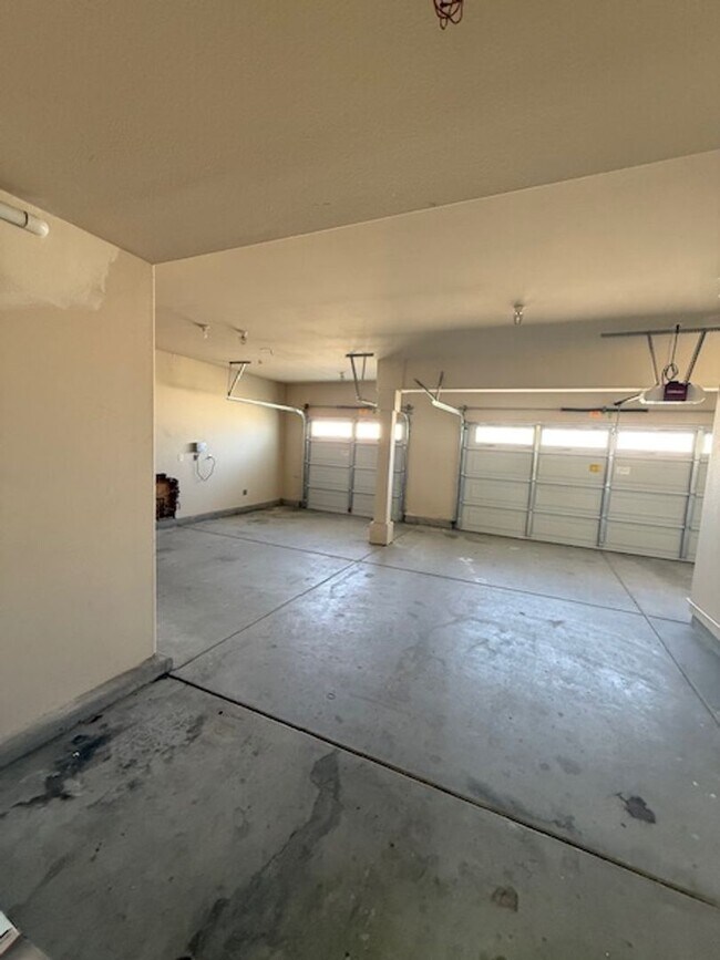 Building Photo - Very Nice 4 bedroom, 3 full bath home in much desired Lakeside neighborhood.