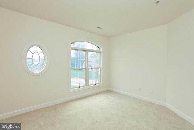 Building Photo - 12 Chestnut Woods Dr