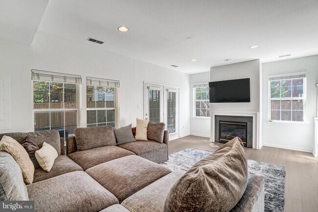 Building Photo - 8535 Wyngate Manor Ct