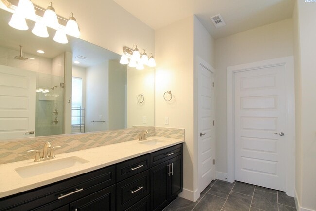 Building Photo - 4 Bed/2 Bath Home in Richland