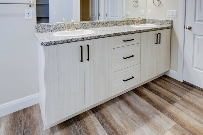 Building Photo - Like new 3 bedroom, 2.5 bathroom townhome in Cedar City!