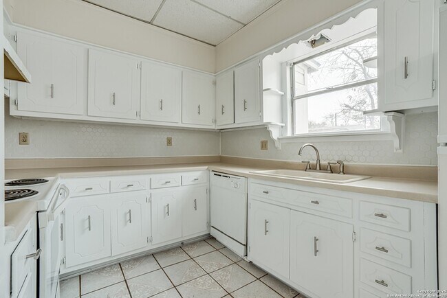 Building Photo - 811 Cottonwood Ave