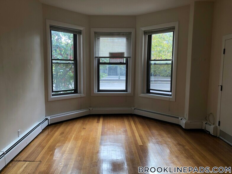 Building Photo - 1728 Beacon St