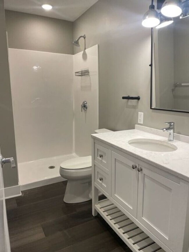 Building Photo - HUGE Apartment Available at Farnam Hill Lo...