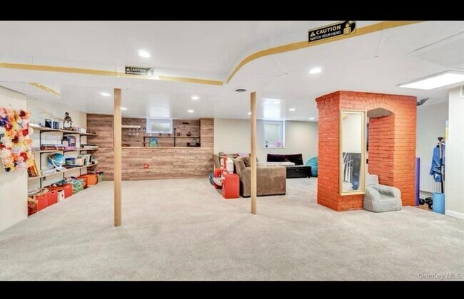 Building Photo - 143 Hallock St