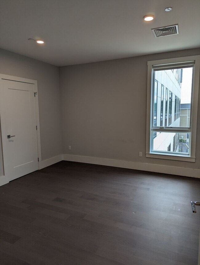 Building Photo - Jamaica Plain luxury 2 BR for 9/1