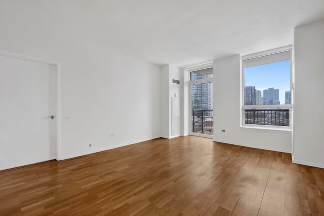 Building Photo - 600 N Kingsbury St