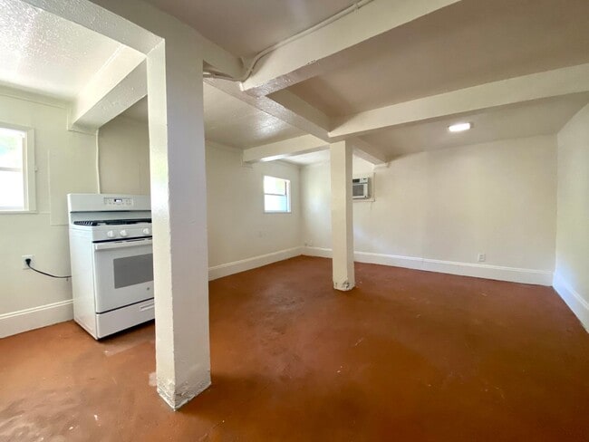 Building Photo - Unique Basement Unit in a Triplex- 309 E. 32nd- Available for July!