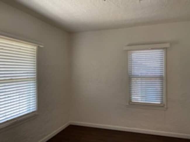 Building Photo - Adorable 2 Bedrooms and 1 bathroom home with large backyard