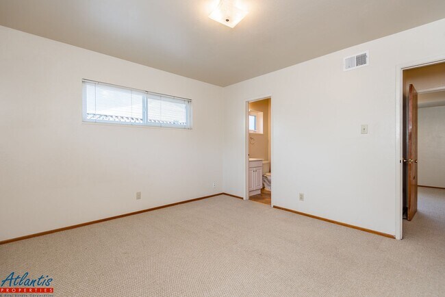 Building Photo - Lovely Home | Nice Backyard | Attached Garage