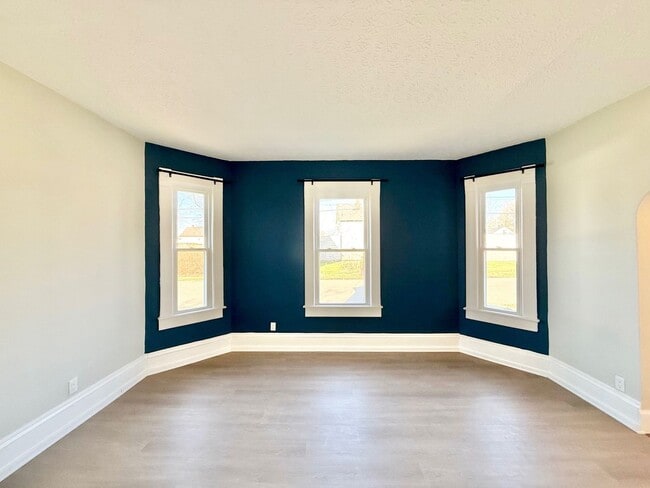 Building Photo - 924 Spring Ave NE