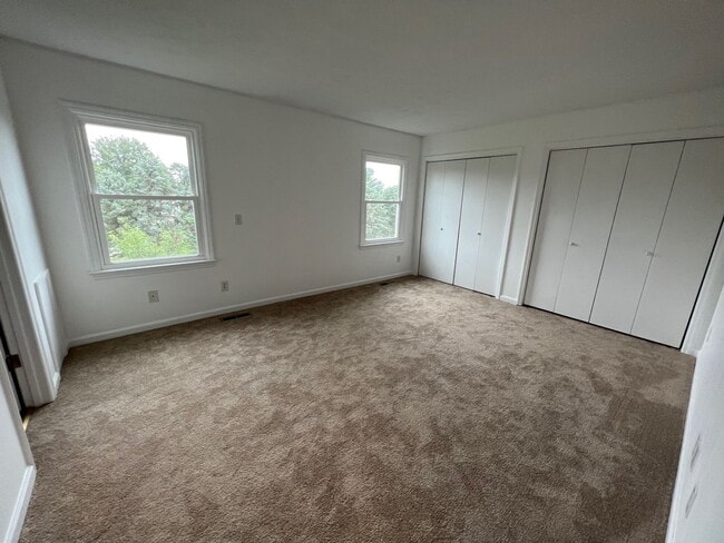 Building Photo - Spacious 3 Level Townhome with New Floorin...