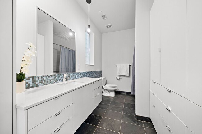 Building Photo - 105 Willard St