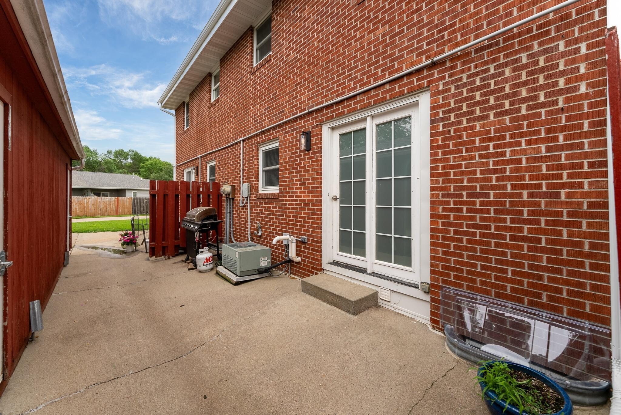 Building Photo - 1304 E Sylvan Cir