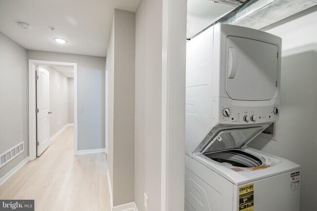 Building Photo - 2428 Jasper St