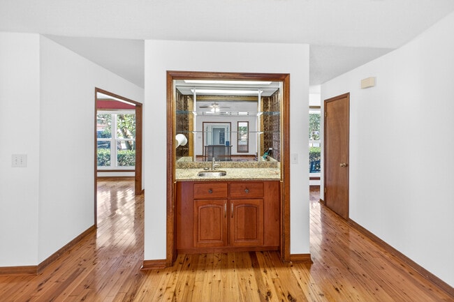 Building Photo - 1140 Troon Dr E