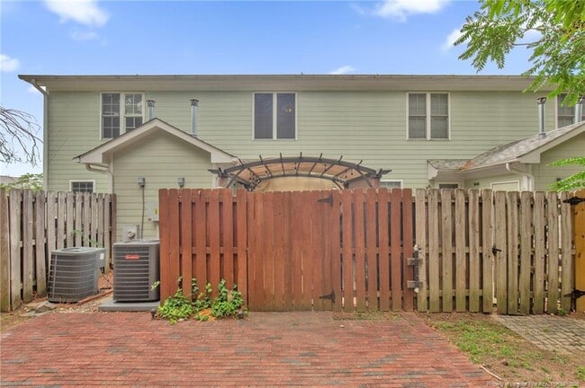 Building Photo - 425 Cityview Ln