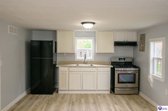 Building Photo - 102 Crabtree Dr