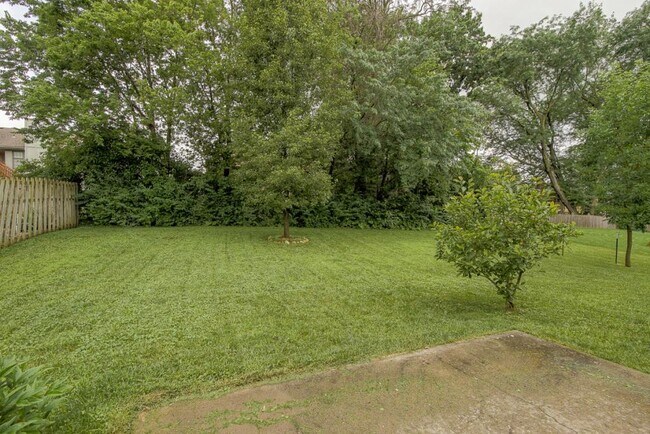 Building Photo - 612 NE Topaz Dr