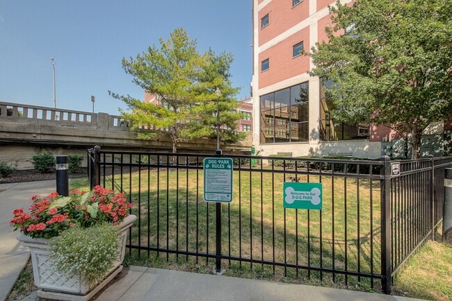 Building Photo - One Bedroom Unit in Wonderful Western Auto Lofts