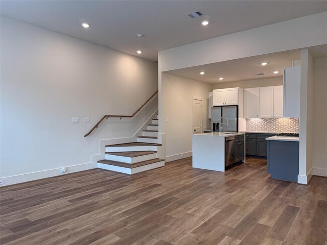 Building Photo - 881 Rachel St