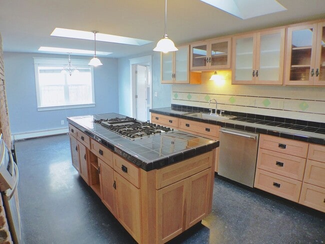 Building Photo - One Bedroom, One and a Half Bath Home in S...