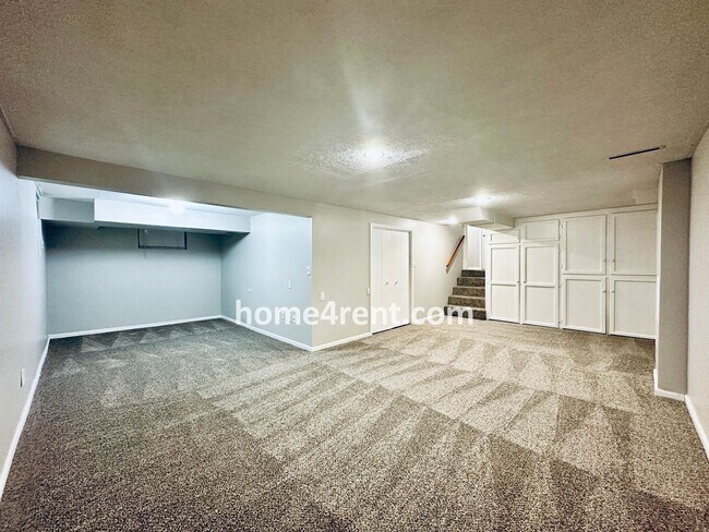 Building Photo - Attractive Overland Park Home w/ Wood Floo...