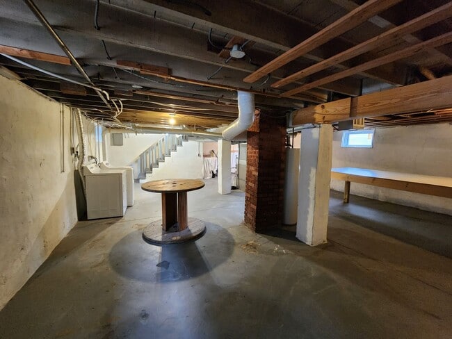 Building Photo - 3 Bedrooms, 1.5 Bath Brick Bungalow with Basement & Large Yard.  Close to UofL.