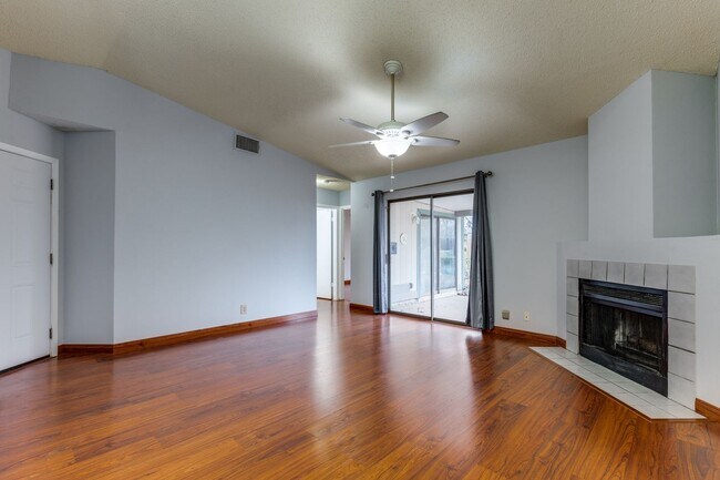 Building Photo - 2-BEDROOM HOME IN HIDDEN MEADOW
