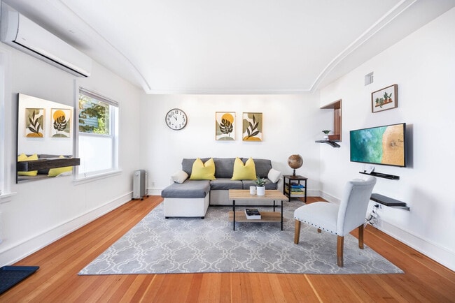 Building Photo - 11520 Roosevelt Way NE