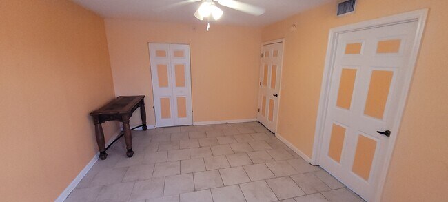 Building Photo - 1150 Carmel Cir