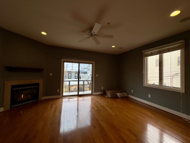 Building Photo - 902 S Linwood Ave