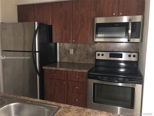 Building Photo - 949 Riverside Dr