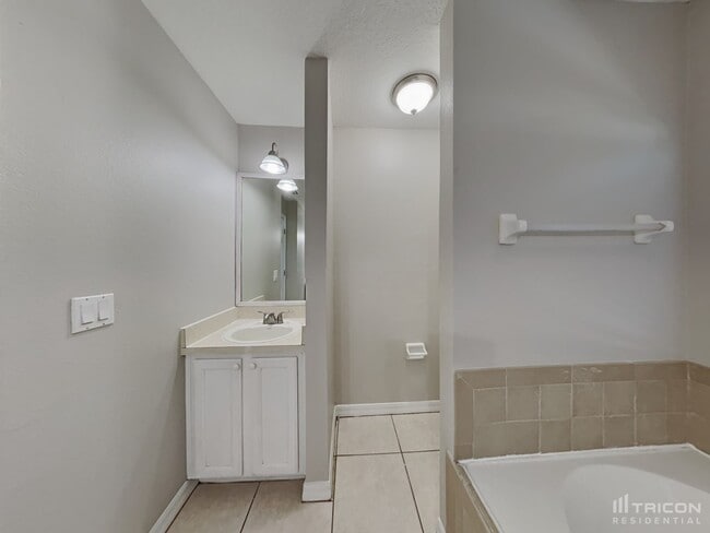 Building Photo - 24 Pineland Ln