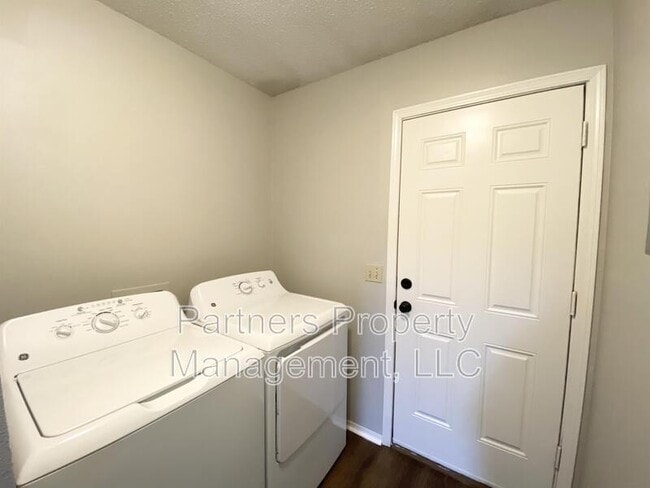 Building Photo - 5705 Sara St