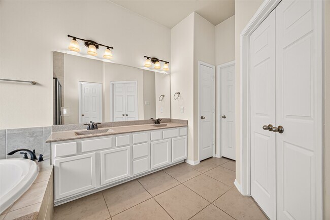 Building Photo - 6847 Tammany Manor Ln