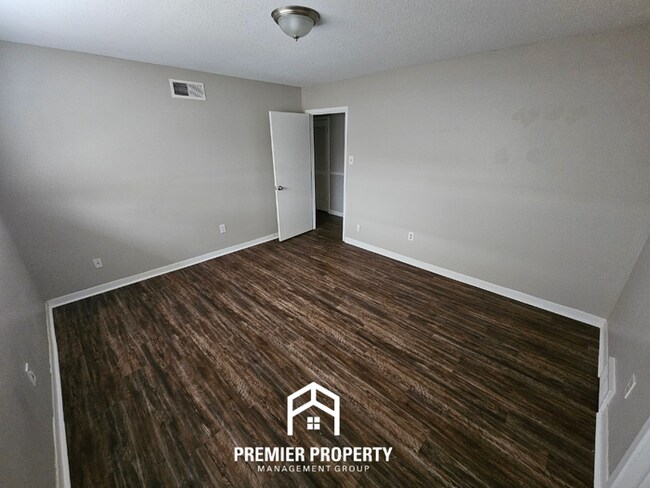 Building Photo - Large 4 Bedroom Home for Rent in Memphis | Hardwood Floors, Fireplace & Fenced Yard