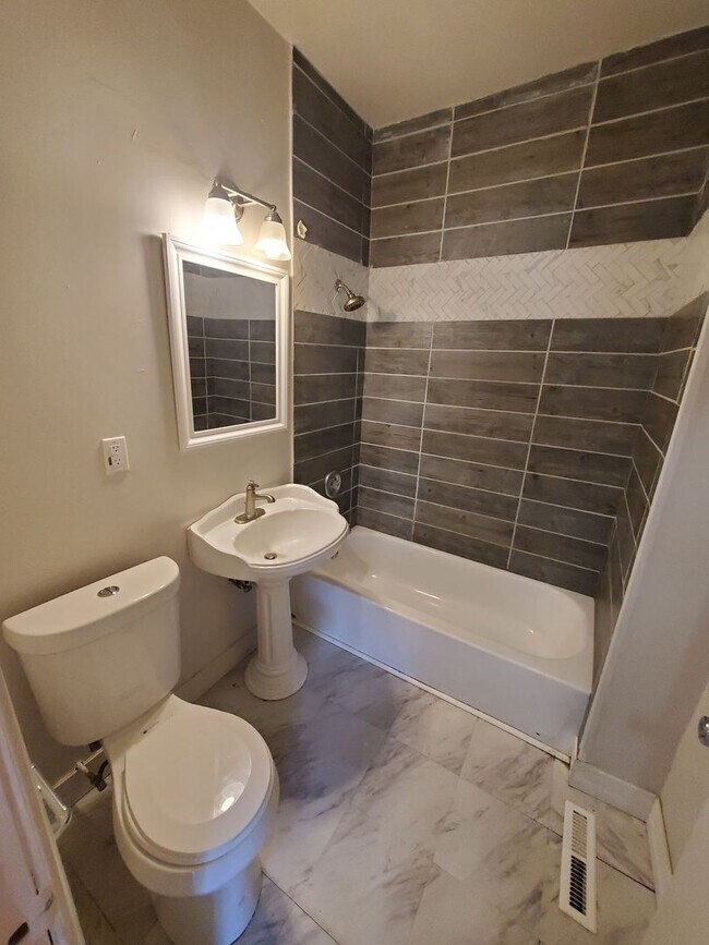 Building Photo - 223-225 E Burleigh St. (Duplex)