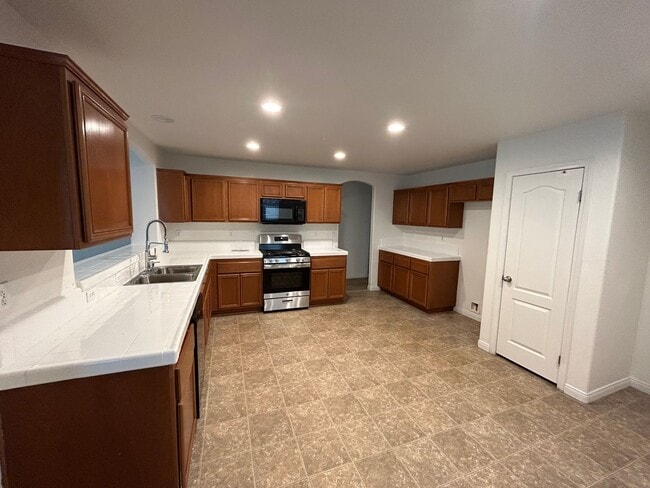 Building Photo - Large 5 Bedroom/2 Bathroom NW Bakersfield ...