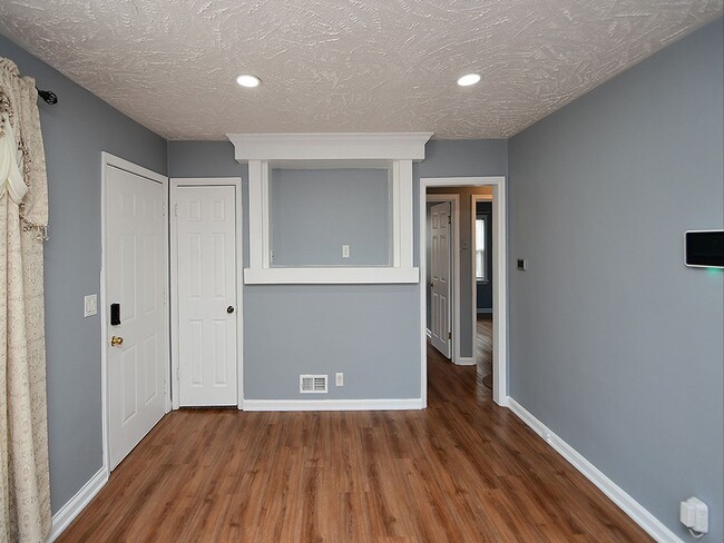 Building Photo - Cute Bungalow