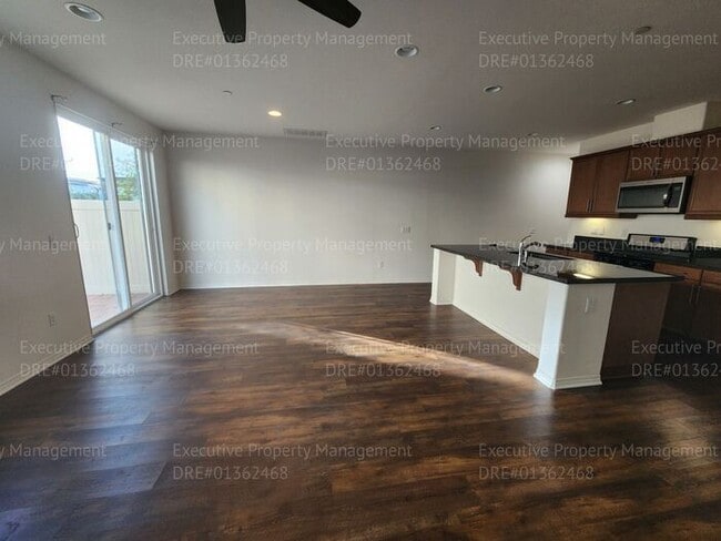 Building Photo - 3 bedroom/ 2.5 bathroom town home located in a secured gated community.