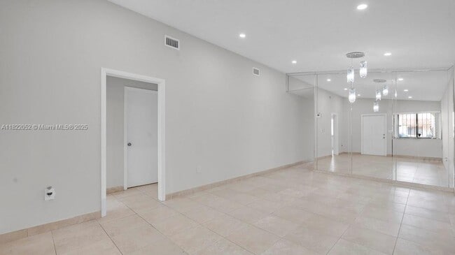 Building Photo - 2524 W 65th St