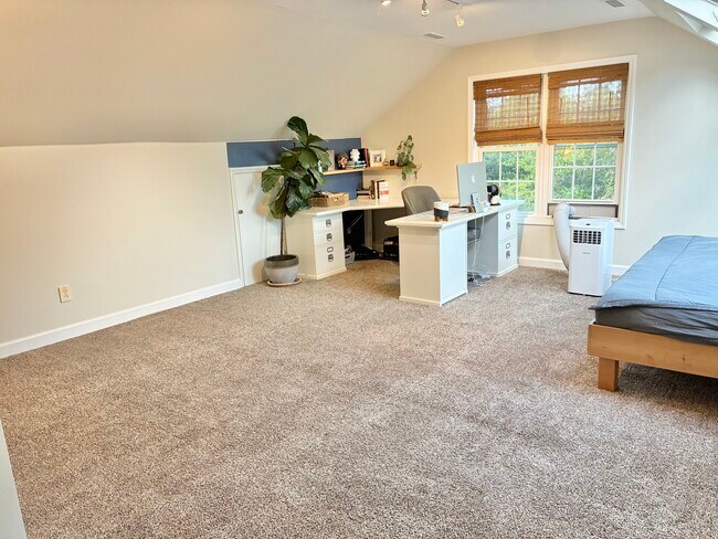 Building Photo - 427 Lakeview Dr