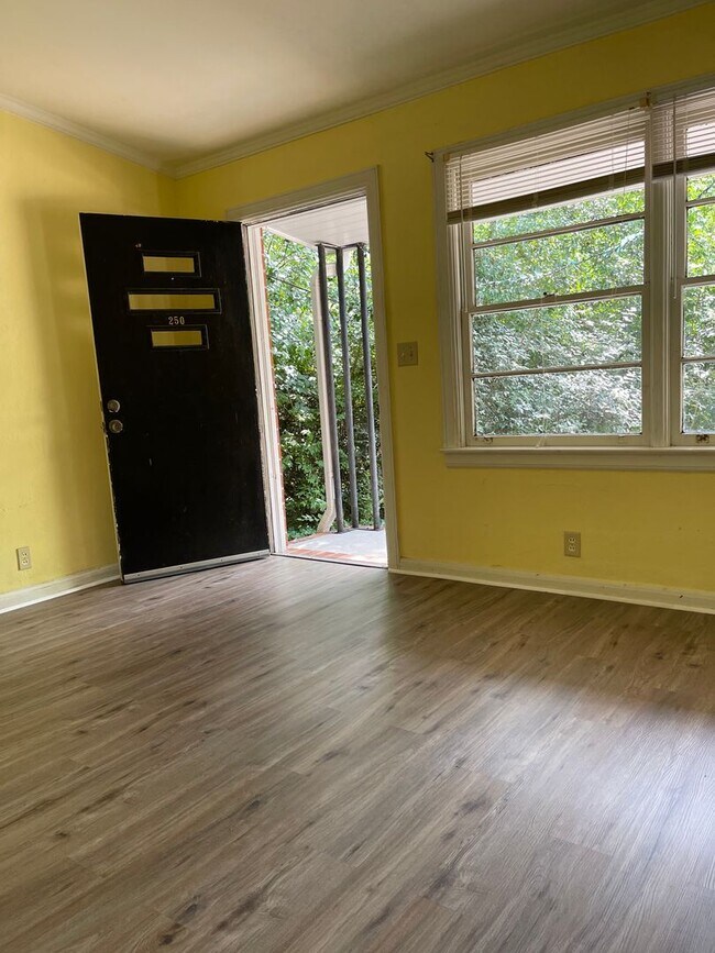 Building Photo - Two Bedroom One Bath in Normaltown