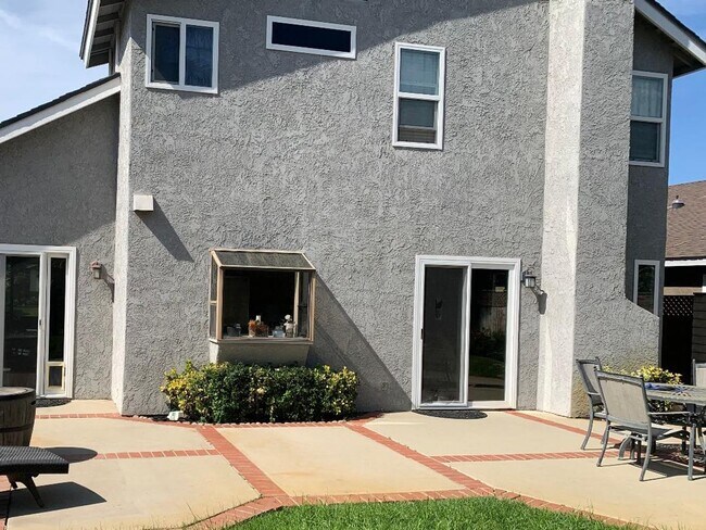Building Photo - Wonderful East Ventura 4 Bedroom 2.5 Bath Home