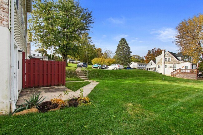 Building Photo - Bright 2BR Townhome in Dallastown School District!