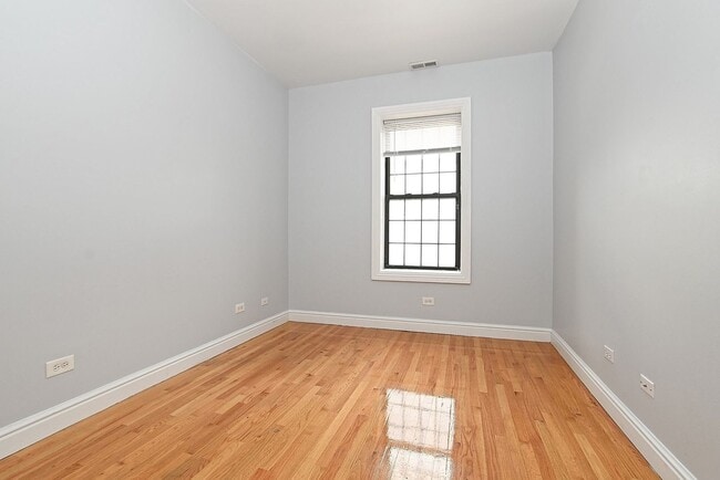 Building Photo - Large 2bed/1bath in Hot Bronzeville. ONE M...