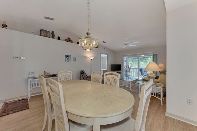 Building Photo - GEORGOUS 2 BEDROOM, 2BATHROOM, TURN KEY FU...