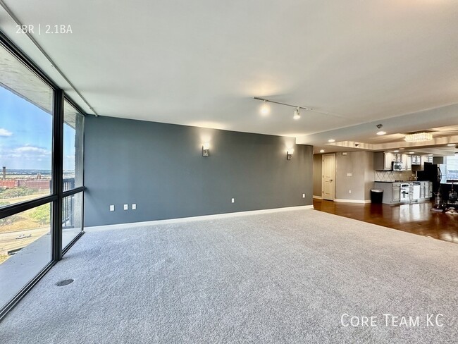 Building Photo - 2 Bed + Den x 2.5 Bath Large Apartment For...